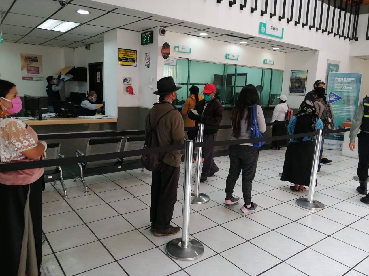 Personas cobrando el Bono de Protección Familiar