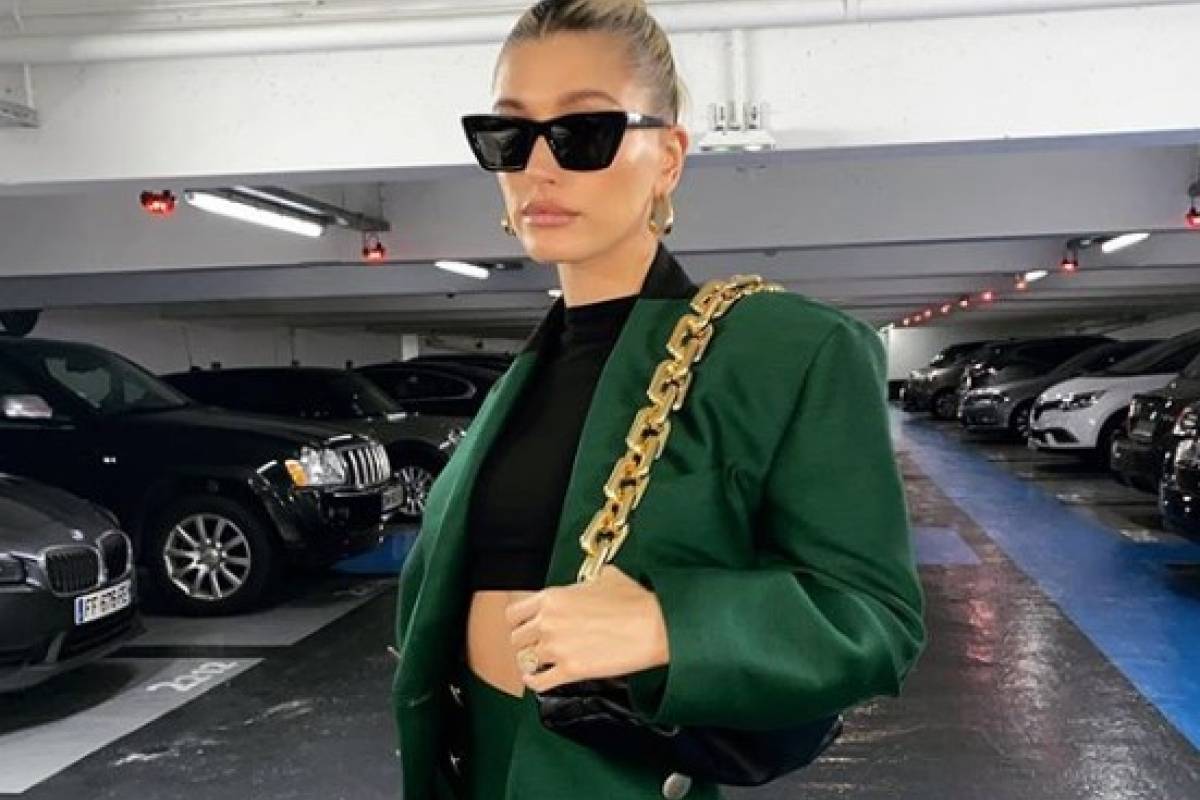 Hailey Baldwin deslumbra con un bikini Dior presumiendo cuerpazo
