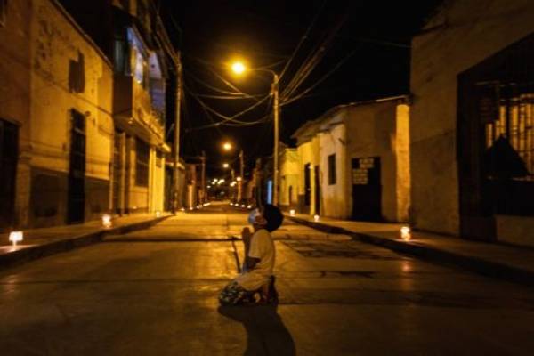 Niño rezando para que acabe el coronavirus