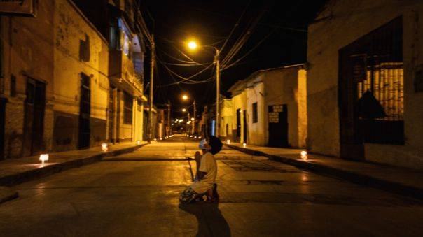 Niño rezando para que acabe el coronavirus