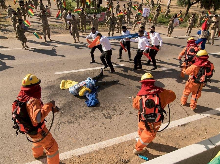 Personas realizan una demostración sobre desinfección de COVID-19