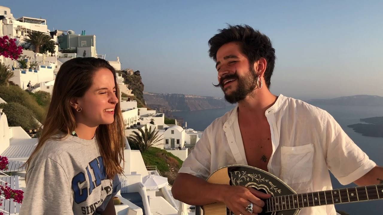 Camilo y Evaluna cantando 'Tutu' desde Santorini - Grecia.