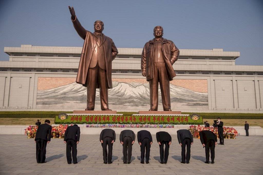 Estatuas de los difuntos líderes norcoreanos Kim Il Sung y Kim Jong Il