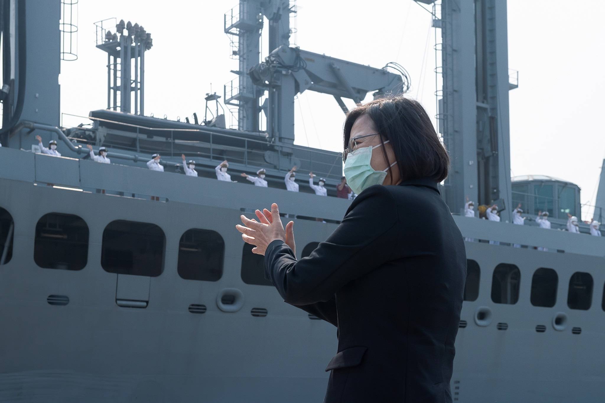 Tsai Ing-wen, con una máscara facial, dando la bienvenida al regreso de la 'Flota Amistosa' de la Armada de Taiwán en la Base Naval Zoying en Kaohsiung, sur de Taiwán