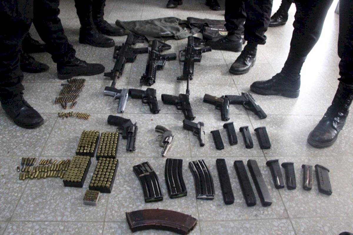 Llevaba arsenal en interior de vehículo
