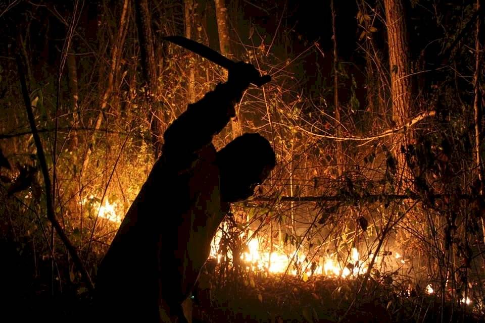 Exfutbolista Wegner Durán combate incendios en Petén