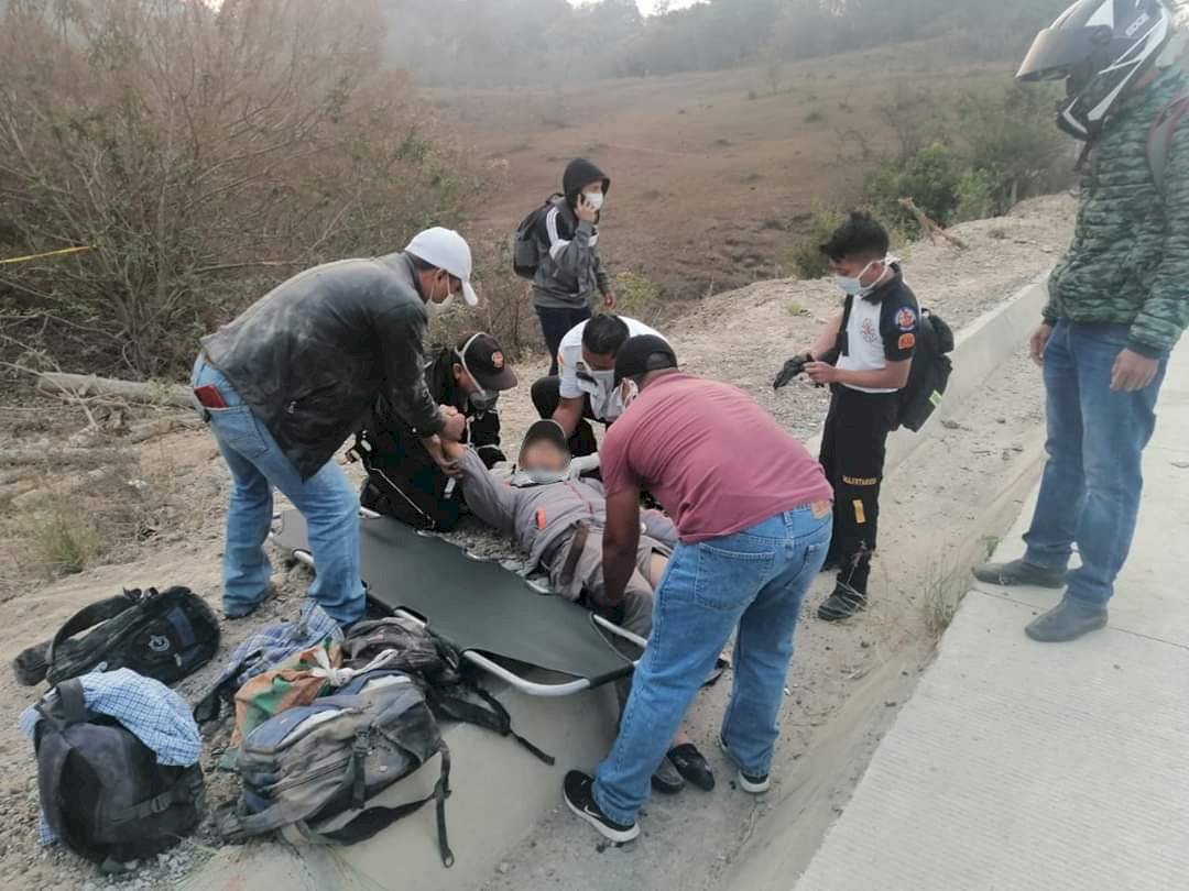 Dos personas mueren tras volcar picop en libramiento de Barberena
