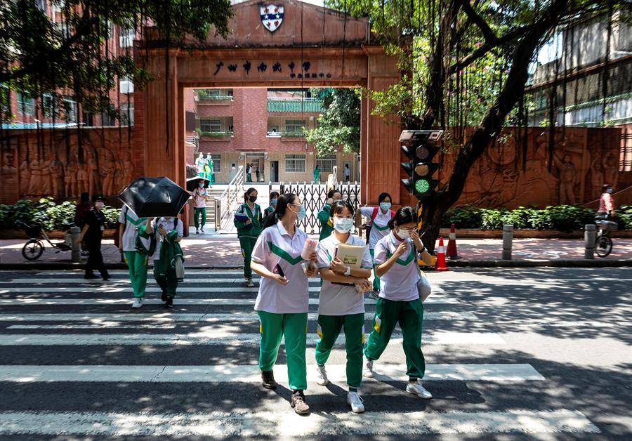 Estudiantes de último año en China vuelven a las aulas