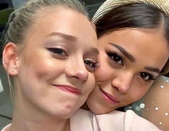 Danna Paola y Ester Expósto Danna Paola y Ester Expósto