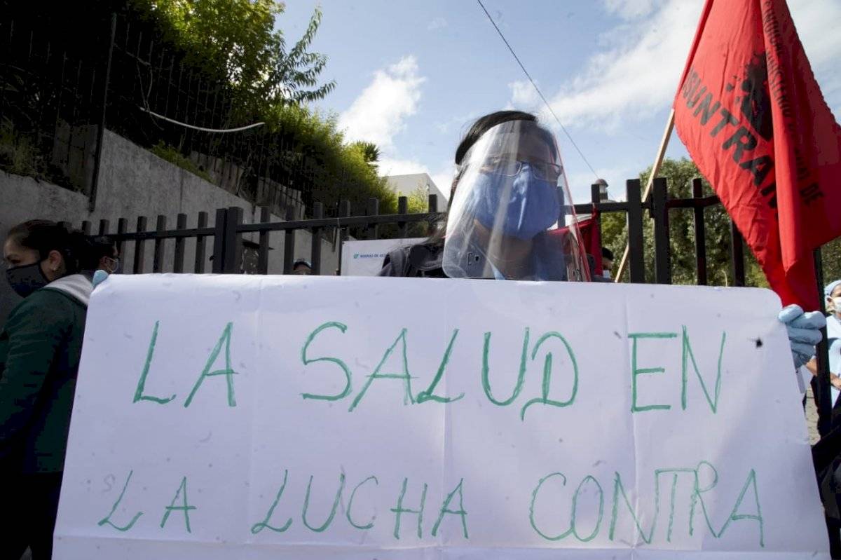 Trabajadores de la salud realizan un plantón a las afueras del Hospital Eugenio Espejo