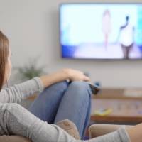 Mayores de 55 años pasan más tiempo frente al televisor