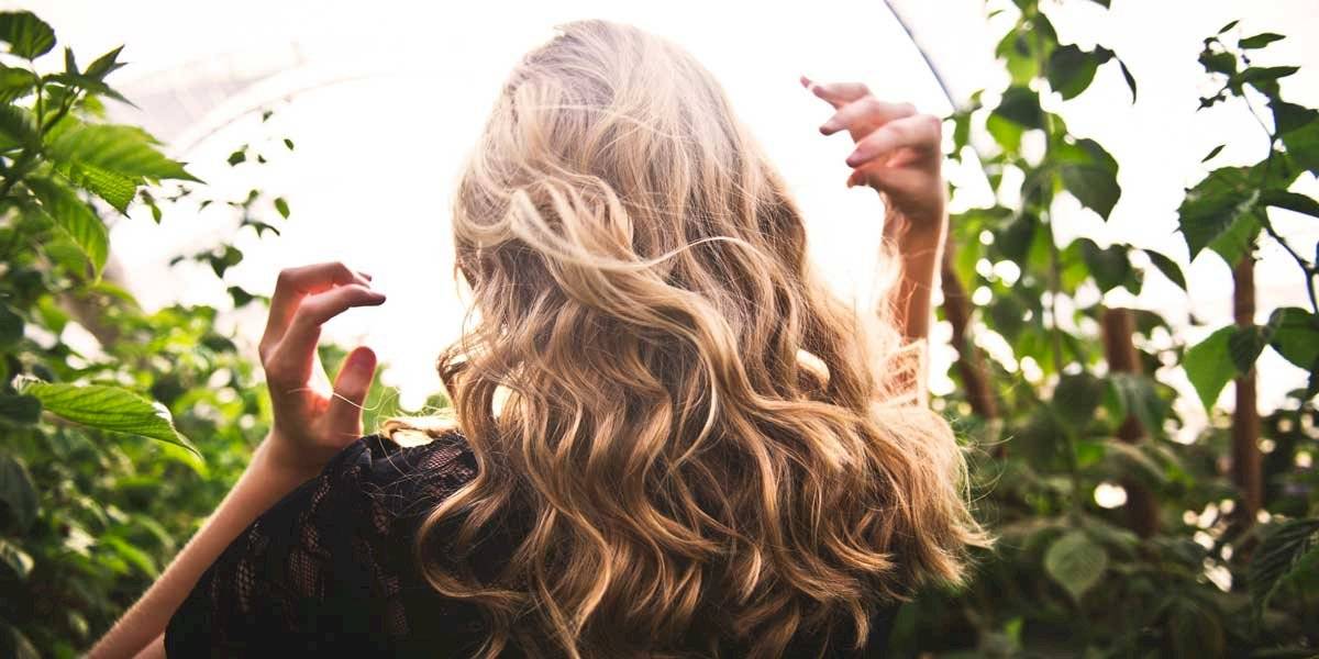 Estos son los riesgos y posibles beneficios de lavarse el cabello con bicarbonato