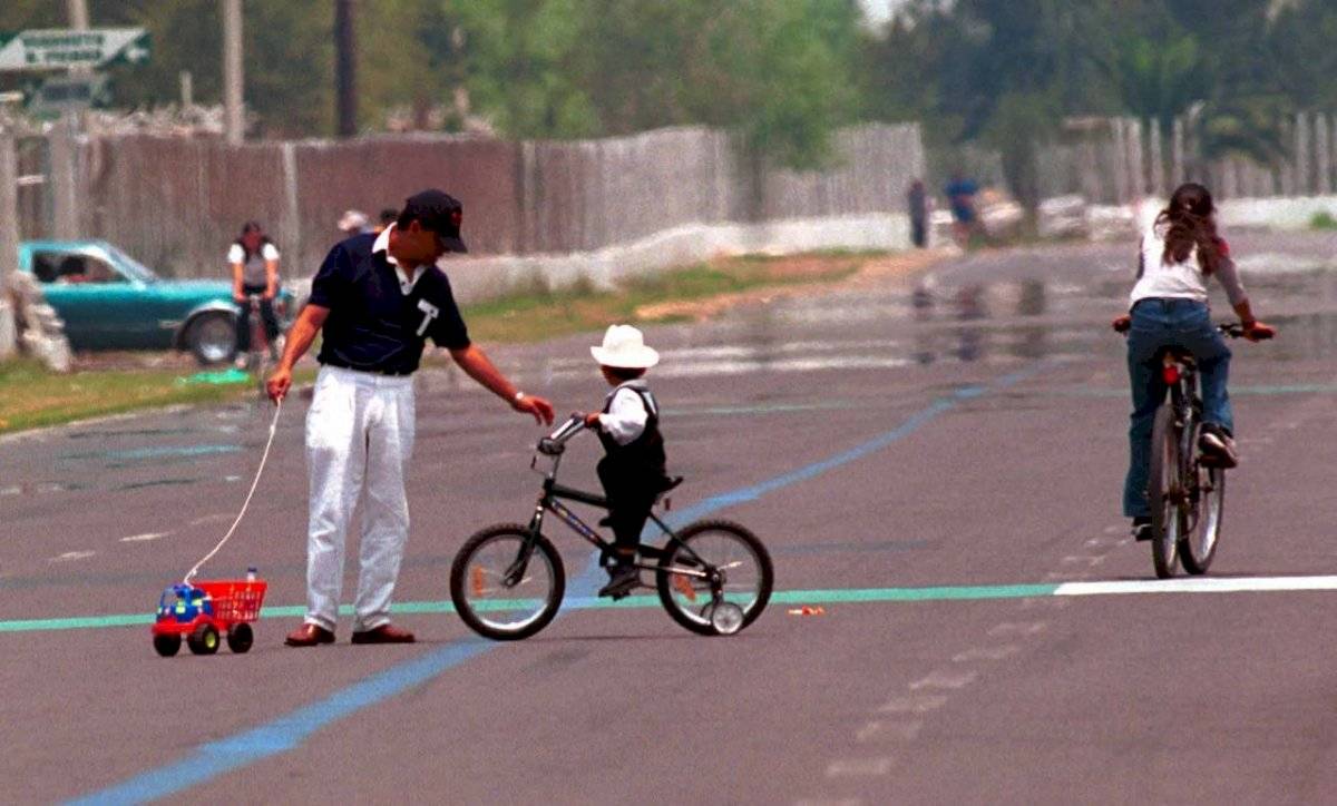 Muchos niños reciben juguetes el Día del Niño, entre ellas, bicicletas
