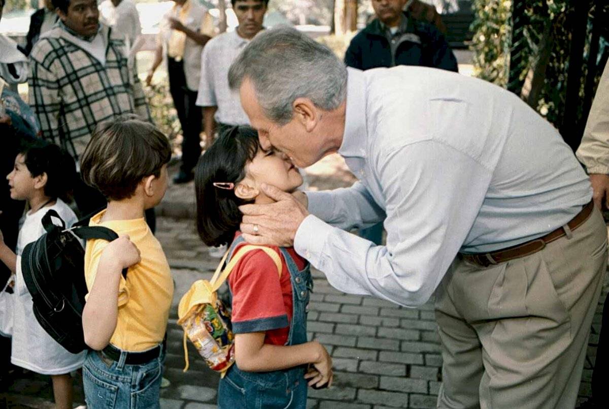También en evento de campaña, Francisco Labastida festejó el día del niño con un acto proselitista en la primera sección del bosque de Chapultepec.