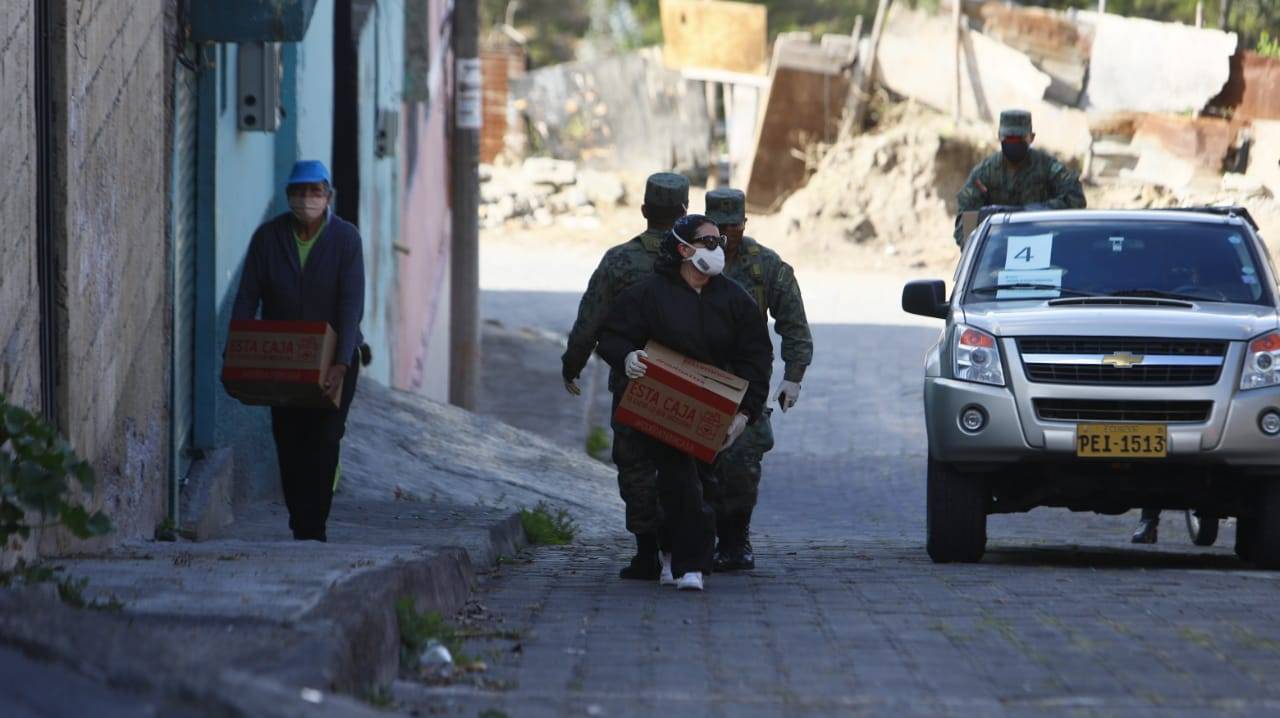 El mies ministerio de salud y mas entidades publicas realizaron un operativo de entrega de kits alimneticios, fumigación, tomas de muestras y demás en el barrio la bota.