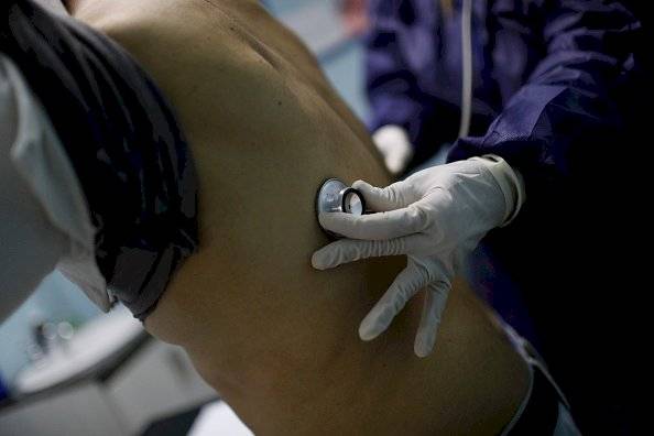 Un médico revisa los pulmones de un paciente como parte del protocolo de detección para detectar casos de COVID-19