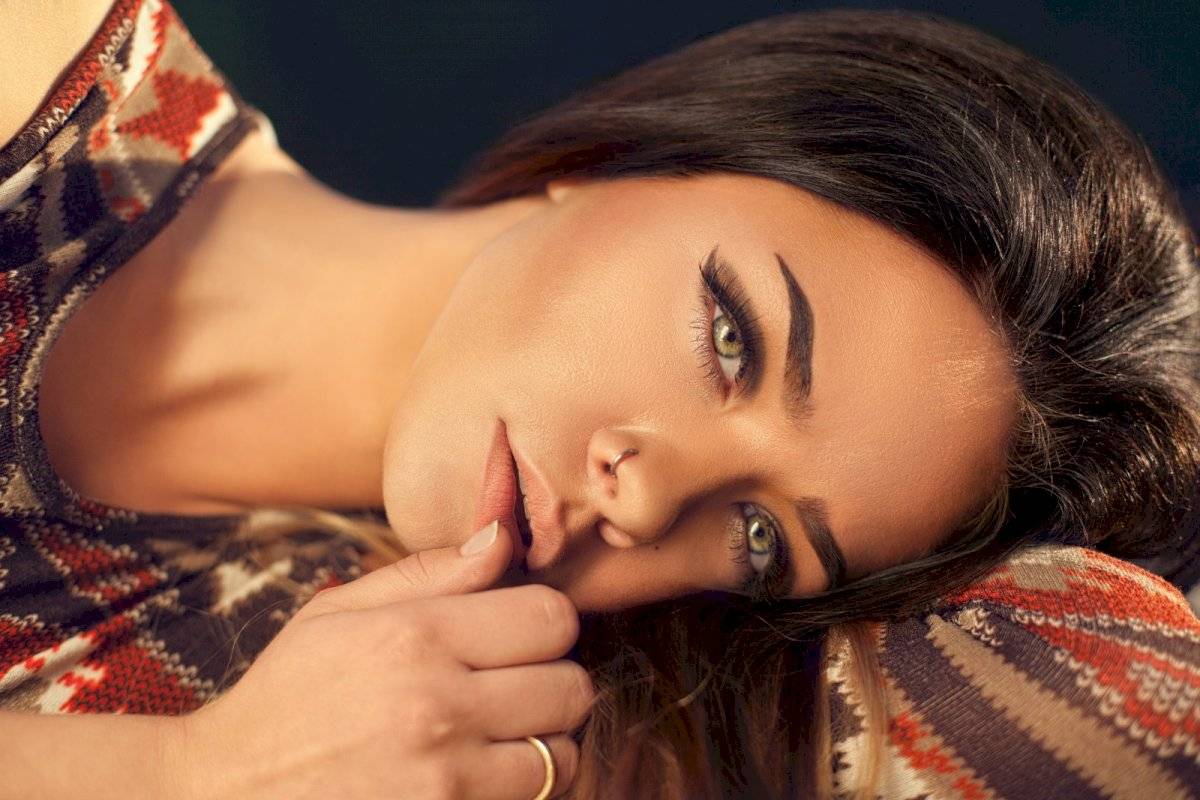 Cejas de modelo en cuarentena