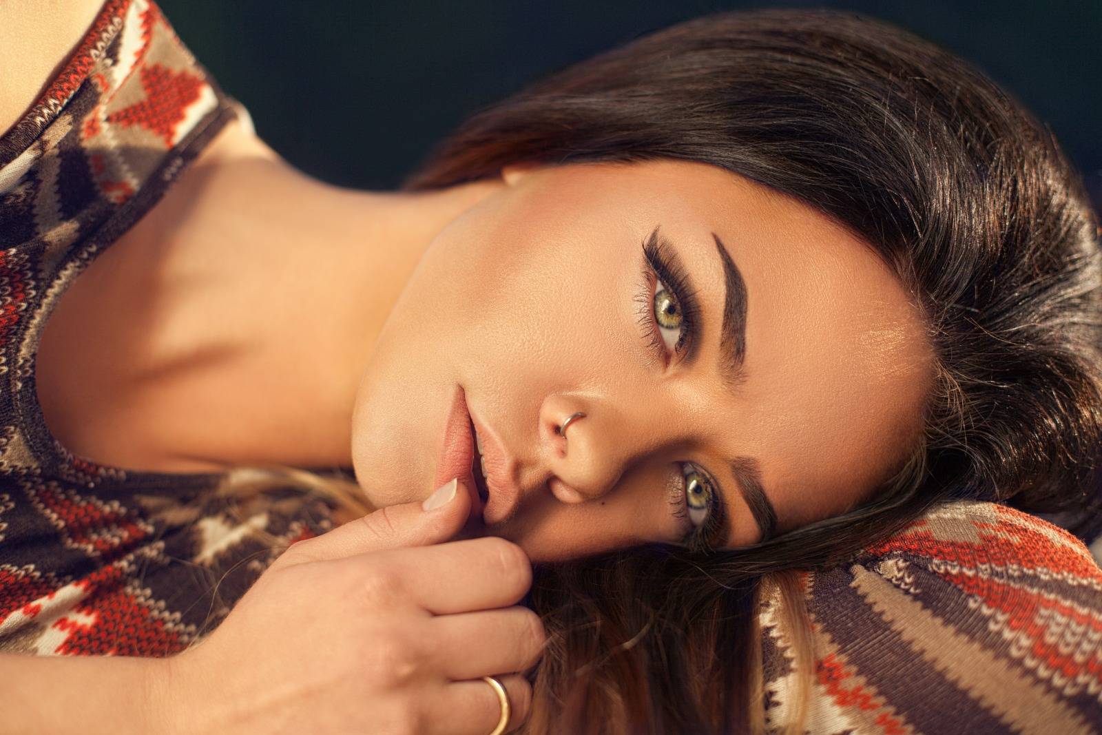 Cejas de modelo en cuarentena Cejas de modelo en cuarentena