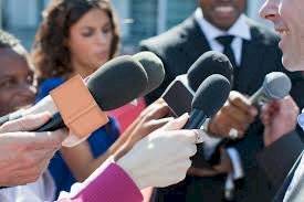 Los periodistas nos mantienen informados del acontecer mundial