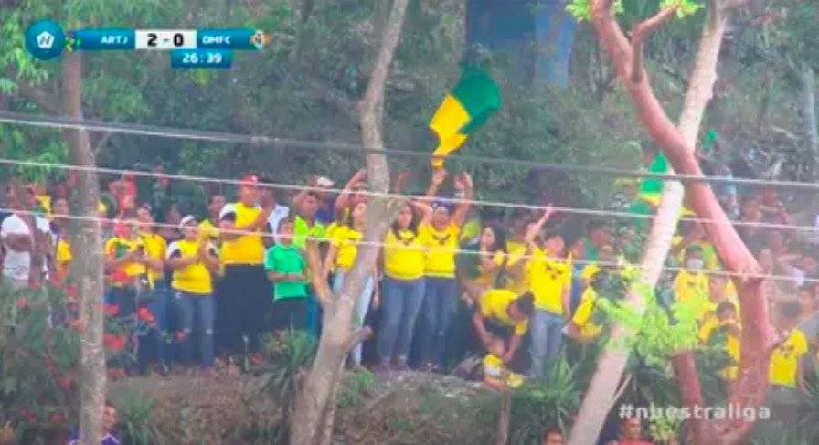 Ataúd, escupitajos y aglomeraciones en partido de Nicaragua