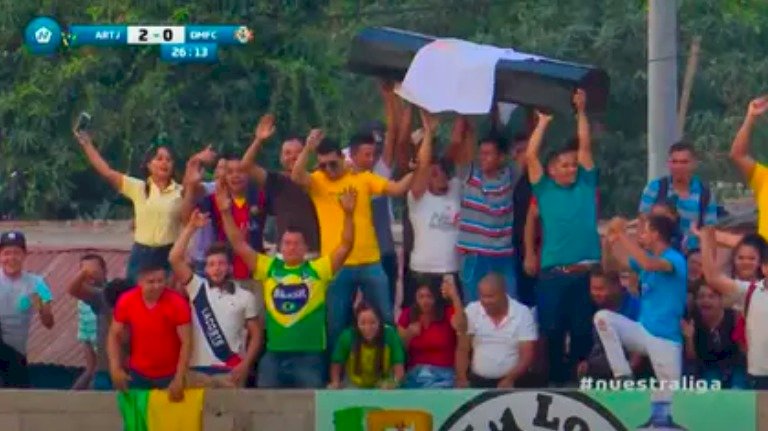 Ataúd, escupitajos y aglomeraciones en partido de Nicaragua