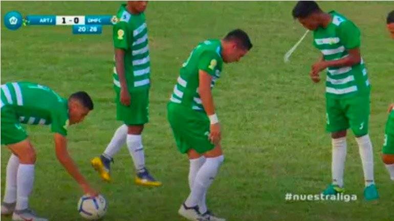 Ataúd, escupitajos y aglomeraciones en partido de Nicaragua