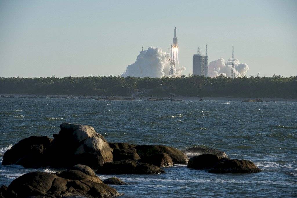 China lanza con éxito nuevo cohete con nave espacial