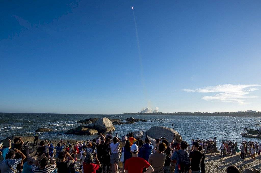 China lanza con éxito nuevo cohete con nave espacial