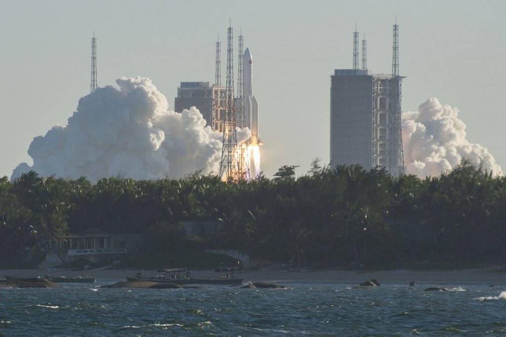 China lanza con éxito nuevo cohete con nave espacial