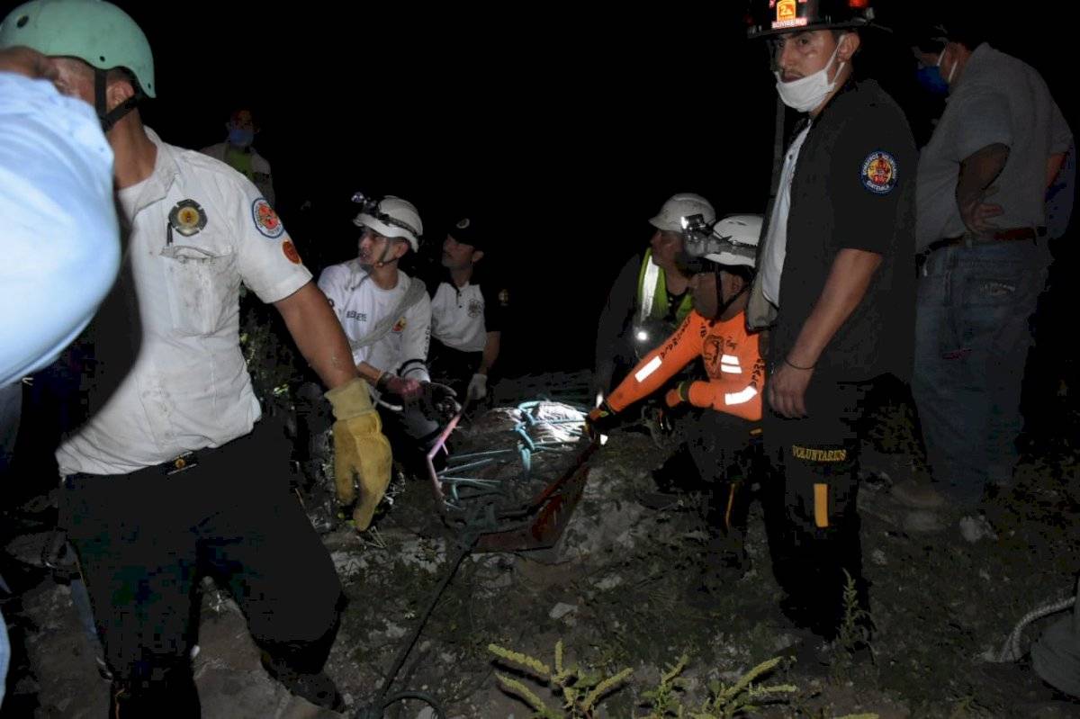 camión cisterna cae a barranco en ruta Palín-Escuintla