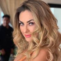 Aracely Arámbula enamora con un pantalón de mezclilla a la cadera, un top negro y un cardigan ideal para otoño