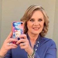 Érika Buenfil se muestra sencilla en jeans y playera blanca en un día de limpieza en casa