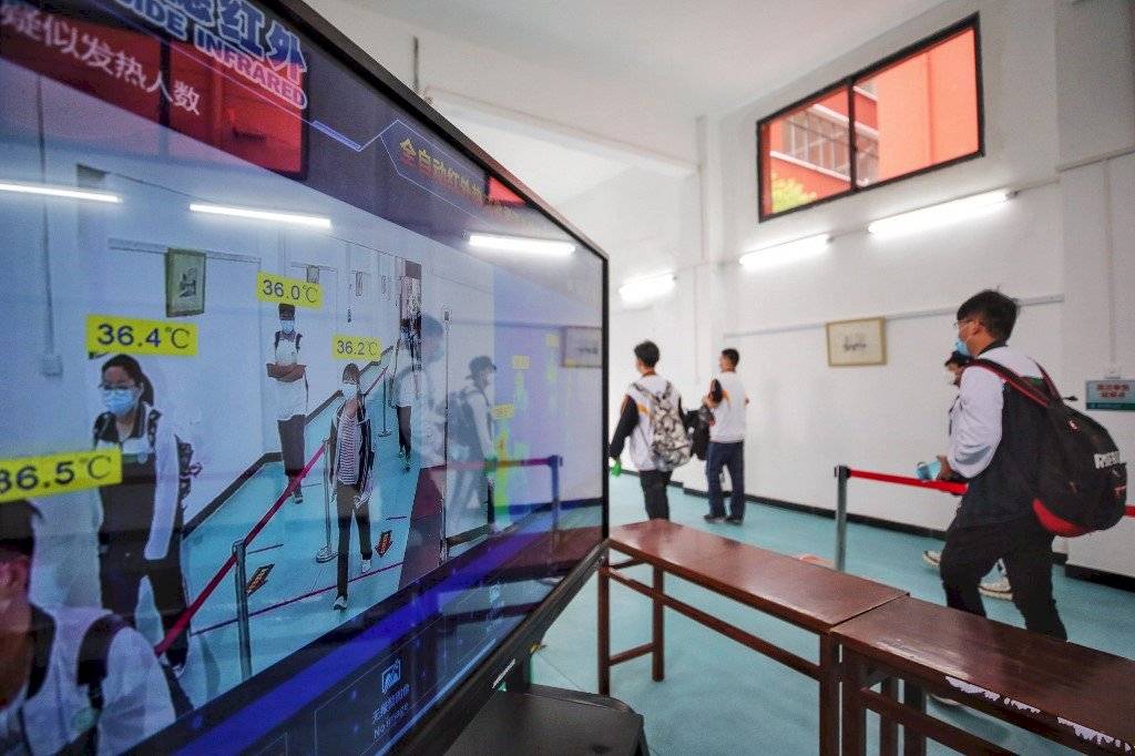 Alumnos de Wuhan regresan a clases