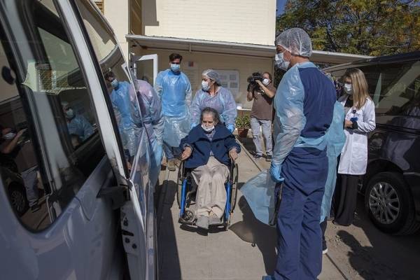 Trasladan a adultos mayores recuperados de coronavirus