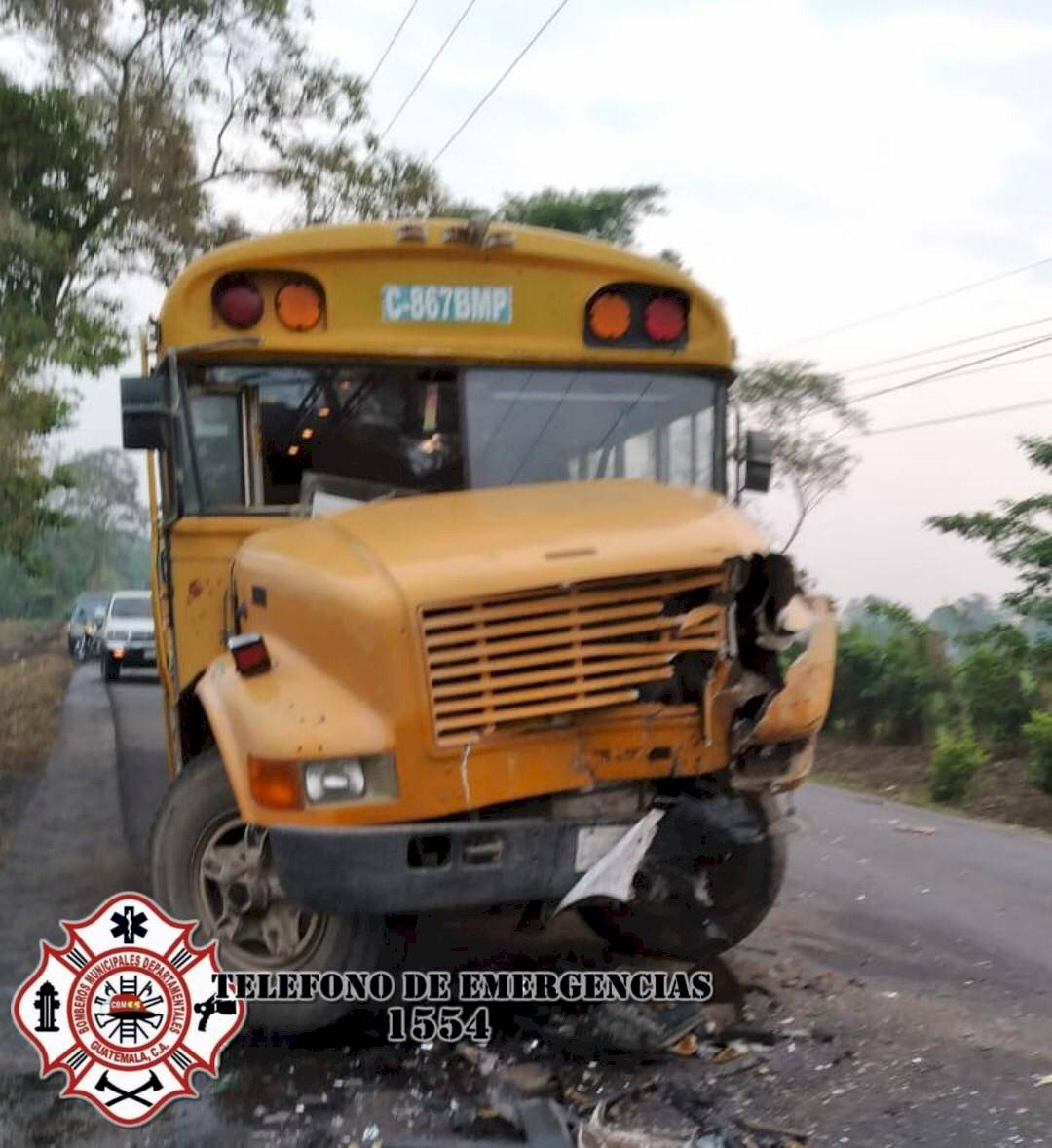 choque de bus y picop en Escuintla