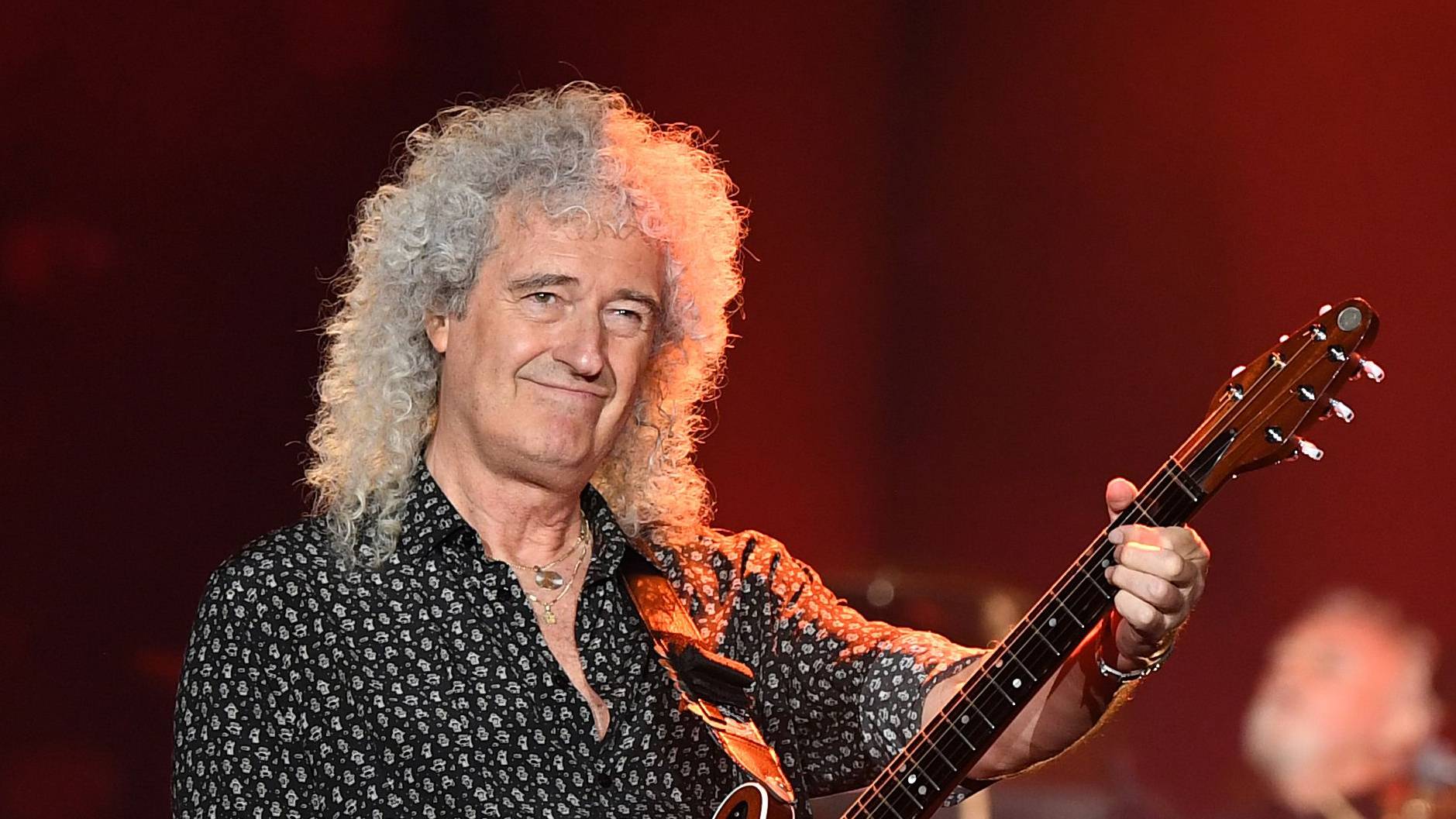 Hospitalizan a guitarrista de Queen tras destrozar sus glúteos mientras hacía jardinería Hospitalizan a guitarrista de Queen tras destrozar sus glúteos mientras hacía jardinería
