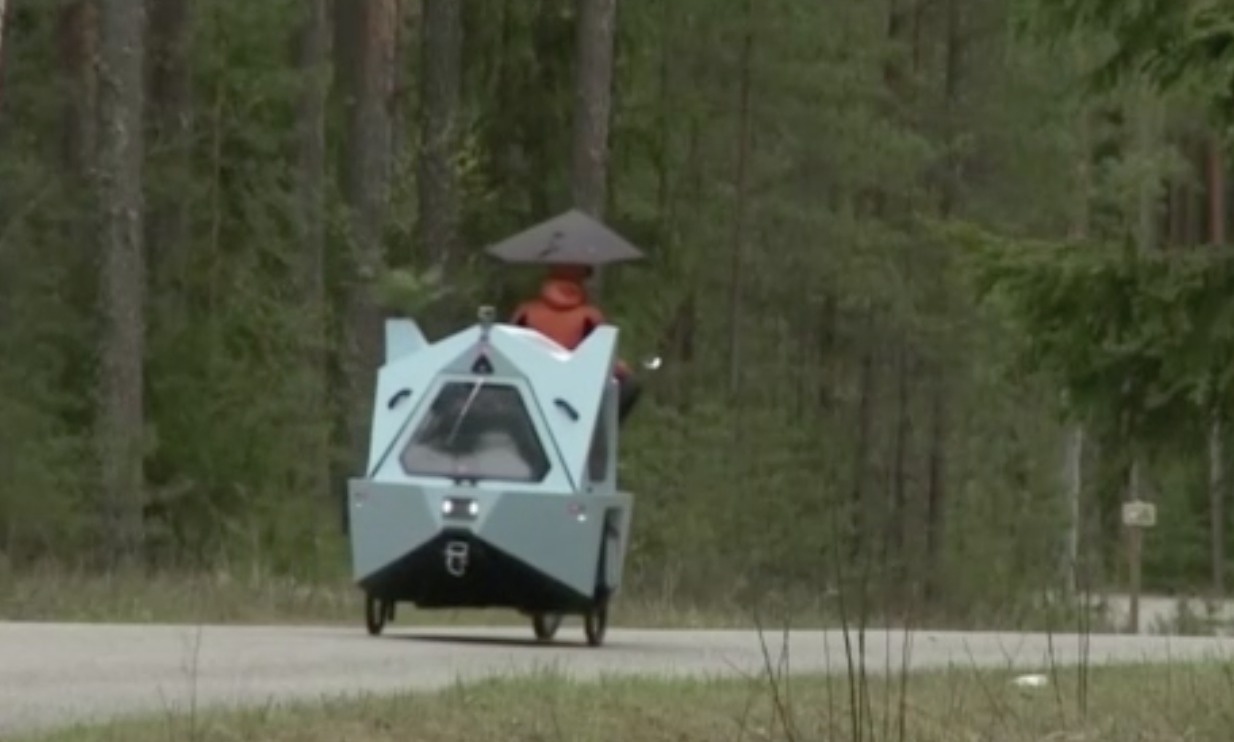¡Increíble! Ciclista inventa hogar flotante propulsado a pedal