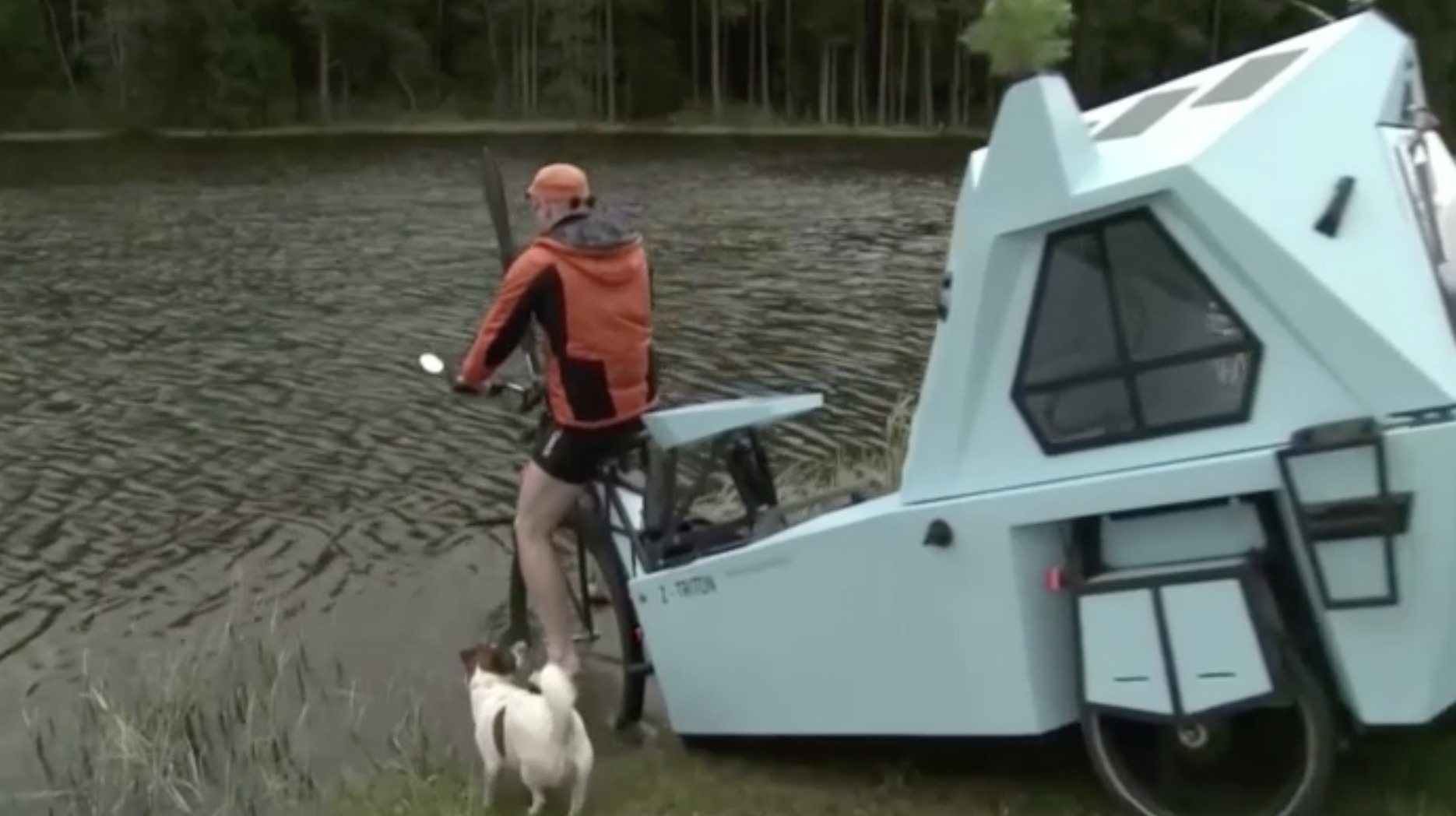 ¡Increíble! Ciclista inventa hogar flotante propulsado a pedal