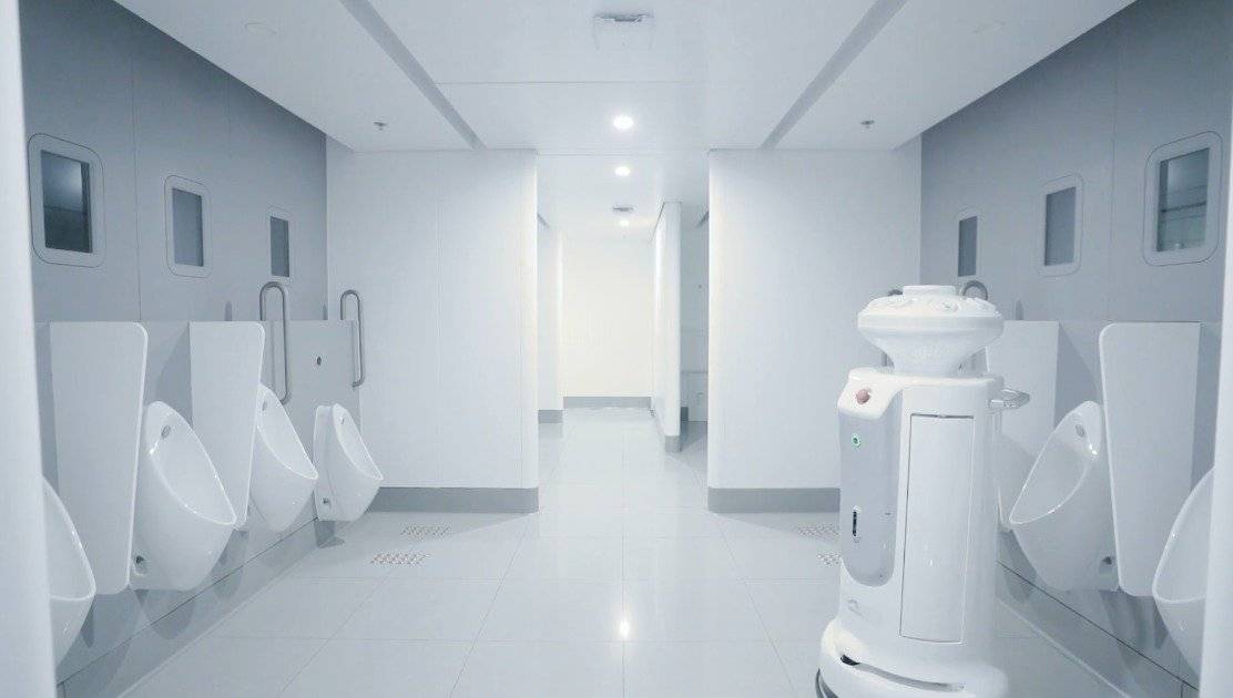 El aeropuerto de Hong Kong aumenta las medidas higiénicas con una cabina desinfectante y robots