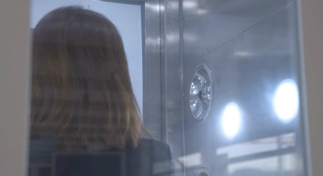 El aeropuerto de Hong Kong aumenta las medidas higiénicas con una cabina desinfectante y robots