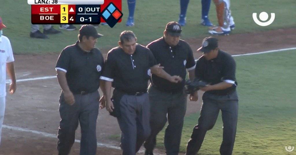 Árbitro se desploma en juego béisbol en Nicaragua