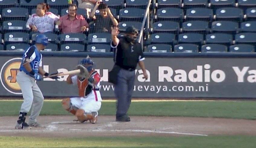 Árbitro se desploma en juego béisbol en Nicaragua