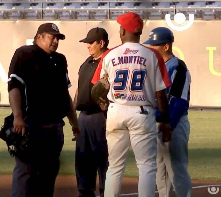 Árbitro se desploma en juego béisbol en Nicaragua