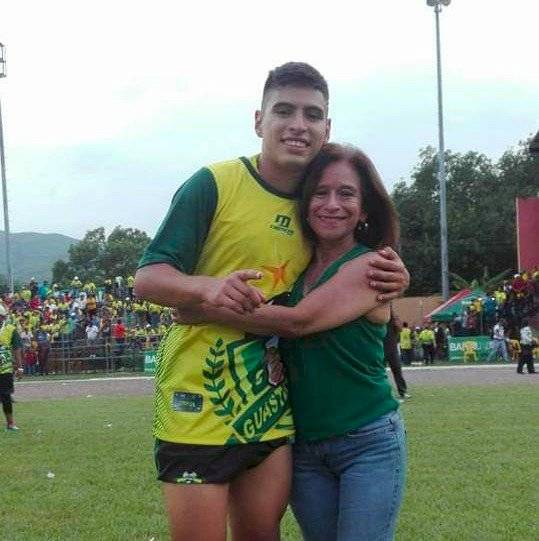 Luis de León deportistas saludan en el Día de la madre