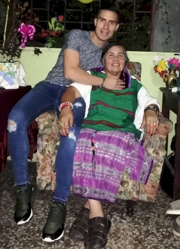 Elías Enoc Vásquez deportistas saludan en el Día de la madre