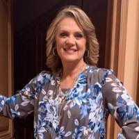 Érika Buenfil enamora en una pijama de seda floral y cristales en sus cejas