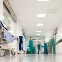 Levantan bandera ante incremento de hospitalizaciones por Covid-19