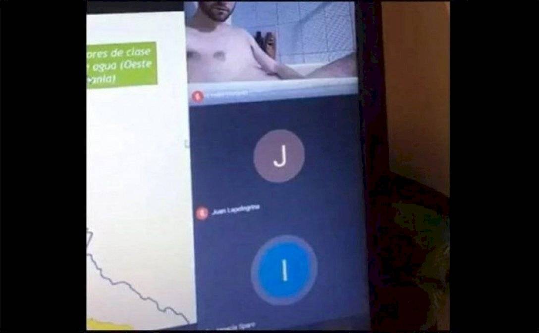 Captura de pantalla que se ha viralizado del joven que se bañó en una clase.