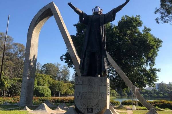 máscara em monumento