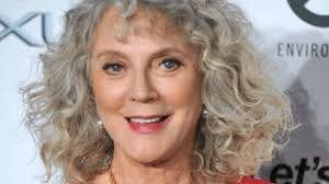 Dejar su frizz natural ha sido una de las mejores decisiones de Blythe Danner